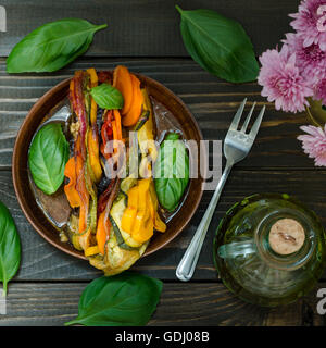 Frische französische Ratatouille in Geschirr Teller, Stillleben Stockfoto