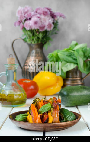 Frische französische Ratatouille in Geschirr Teller, Stillleben Stockfoto