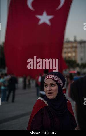 Pro türkische Regierung Supporter bei einer Kundgebung, gescheiterten Putschversuch zu feiern.  Istanbul-Türkei Stockfoto