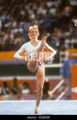 Julianne McNamara führt im Bodenturnen Wettbewerb bei den Olympischen Spielen 1984 in Los Angeles. Stockfoto