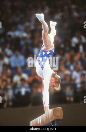 Julianne McNamara führt Schwebebalken Wettbewerb bei den Olympischen Spielen 1984 in Los Angeles. Stockfoto