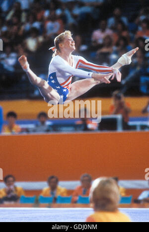 Julianne McNamara führt im Bodenturnen Wettbewerb bei den Olympischen Spielen 1984 in Los Angeles. Stockfoto