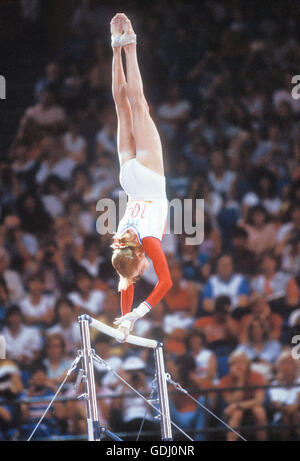 Julianne McNamara führt im Stufenbarren-Wettbewerb bei den Olympischen Spielen 1984 in Los Angeles. Stockfoto