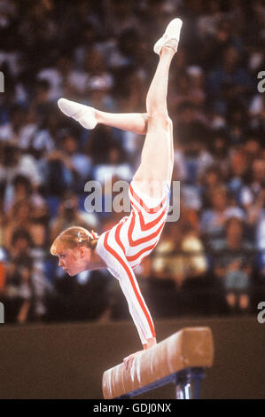 Julianne McNamara führt Schwebebalken Wettbewerb bei den Olympischen Spielen 1984 in Los Angeles. Stockfoto