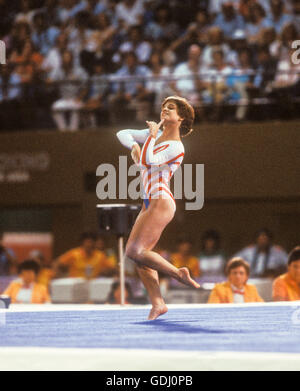 Lou Retton kann führt im Boden Übung Wettbewerb bei den Olympischen Spielen 1984 in Los Angeles. Stockfoto
