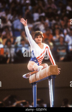 Mary Lou Retton der USA führt auf Frauen Schwebebalken während des Wettkampfes bei den Olympischen Spielen 1984 in Los Angeles. Stockfoto