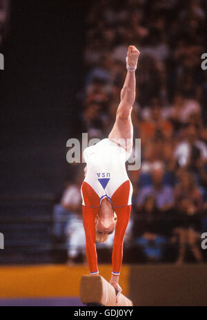 Julianne McNamara der USA führt auf Frauen Schwebebalken während des Wettkampfes bei den Olympischen Spielen 1984 in Los Angeles. Stockfoto