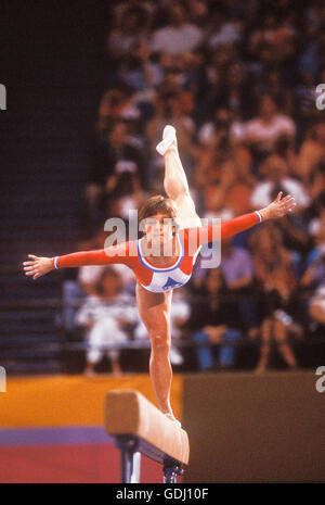 Mary Lou Retton der USA führt auf Frauen Schwebebalken während des Wettkampfes bei den Olympischen Spielen 1984 in Los Angeles. Stockfoto