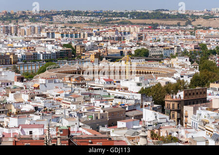 Blick von der Dachterrasse der Stadt Sevilla in Spanien von der Giralda Turm mit der Stierkampfarena Stockfoto