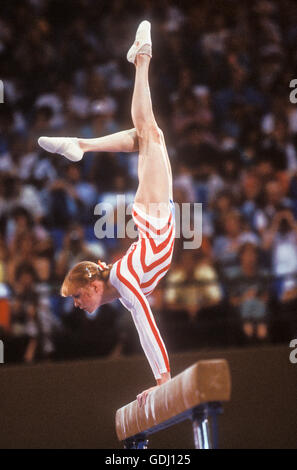 Julianne McNamara der USA führt auf Frauen Schwebebalken während des Wettkampfes bei den Olympischen Spielen 1984 in Los Angeles. Stockfoto