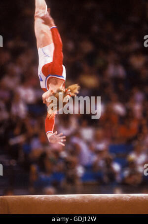 Julianne McNamara der USA führt auf Frauen Tresor im Wettbewerb bei den Olympischen Spielen 1984 in Los Angeles. Stockfoto