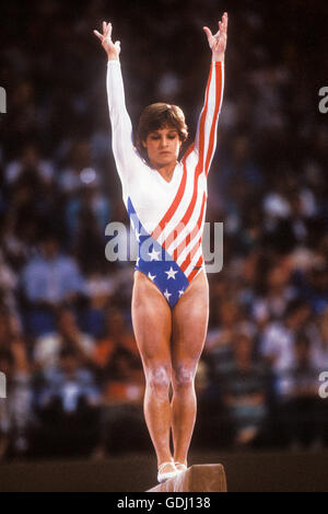 Mary Lou Retton der USA führt auf Frauen Schwebebalken während des Wettkampfes bei den Olympischen Spielen 1984 in Los Angeles. Stockfoto