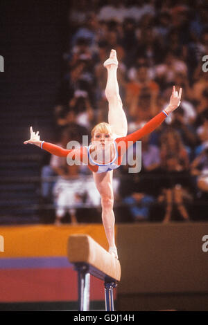 Julianne McNamara der USA führt auf Frauen Schwebebalken während des Wettkampfes bei den Olympischen Spielen 1984 in Los Angeles. Stockfoto