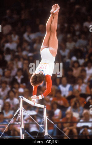 Mary Lou Retton der USA führt am Stufenbarren Parallel während des Wettkampfes bei den Olympischen Spielen 1984 in Los Angeles. Stockfoto