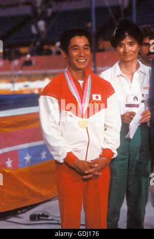 Koji Gushiken Japan zeigt seine Goldmedaille gewann im Herren Allround-Gymnastik Wettbewerb bei den Olympischen Spielen 1984 in LA Stockfoto