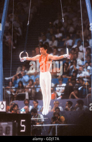 FEI-Tong von China führt an den Ringen während Männer Gymnastik Wettbewerb bei den Olympischen Spielen 1984 in Los Angeles. Stockfoto