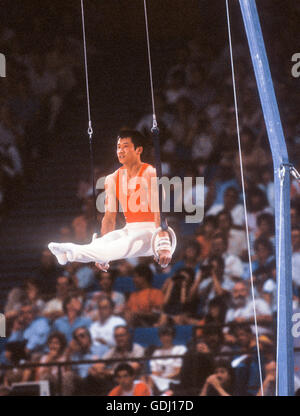 FEI-Tong von China führt an den Ringen während Männer Gymnastik Wettbewerb bei den Olympischen Spielen 1984 in Los Angeles. Stockfoto