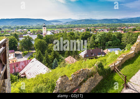 Das Dorf unterhalb der mittelalterlichen Burg Beckov, Slowakei Stockfoto