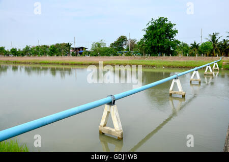 Kanal Wasserlauf Wasserstraße der Wasserversorgung mit Wasserleitung in Landschaft Nonthaburi, Thailand Stockfoto