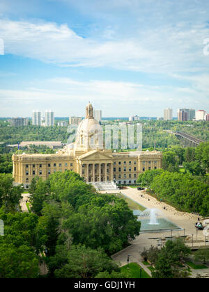 Eine Luftaufnahme des Alberta Legislature Building, Alberta Legislature Gelände und High Level Bridge in Edmonton, Kanada. Stockfoto