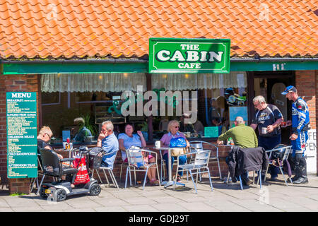 Menschen sitzen außerhalb der Kabine Café Langborne Straße Whitby Sommer Erfrischung genießen Stockfoto