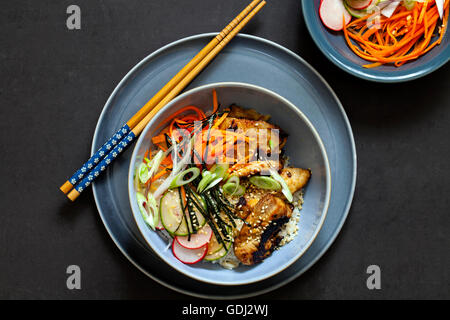 Orientalischen Schüssel mit Reis, karamellisierten Hähnchenschenkel und eingelegtes Gemüse Stockfoto