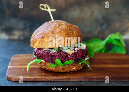 Rote Beete und schwarzen Bohnen-Burger mit geschmolzenem Käse und Thymian Stockfoto