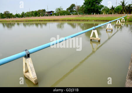 Kanal Wasserlauf Wasserstraße der Wasserversorgung mit Wasserleitung in Landschaft Nonthaburi, Thailand Stockfoto