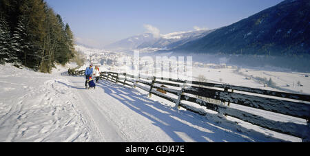 Geographie / Reisen, Österreich, Tirol, Landschaften, Stubaital, Fulpmes, Familie beim Winterspaziergang, Stockfoto