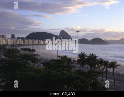 Geographie / Reisen, Brasilien, Rio De Janeiro, Stadt anzeigen / Blick auf die Stadt Copacabana mit Blick zum Zuckerhut, morgen Stimmung, Stockfoto