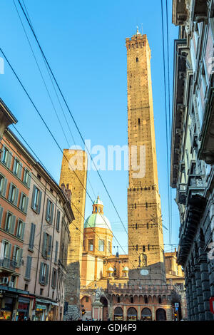 Straßenansicht mit berühmten zwei Türme in Bologna, Italien Stockfoto