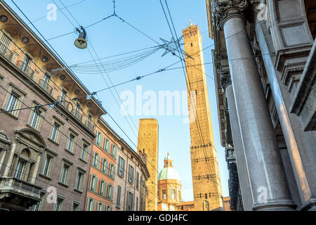 Straßenansicht mit berühmten zwei Türme in Bologna, Italien Stockfoto