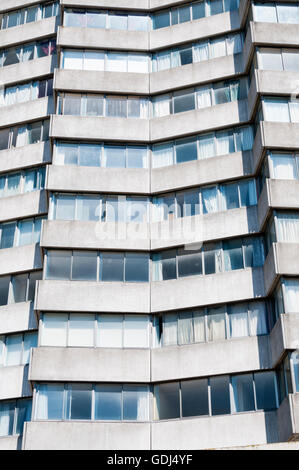 Die Fassade der 1960er Jahre Arlington House schaukelt um Wohnungen Blick auf Meer und Landschaft geben. Stockfoto