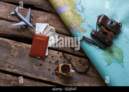 Reisepass mit US-Dollar in der Nähe von Karte. Stockfoto
