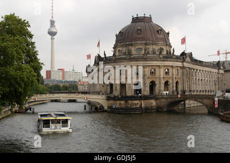 Geographie / Reisen, Deutschland, Berlin, Museen, Bode-Museum, Boot auf der Spree und Fernsehturm, Stockfoto