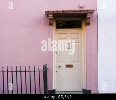 Creme Tür gegen eine rosa Wand, georgianische Architektur des Gebiets Kingsdown Bristol, UK Stockfoto