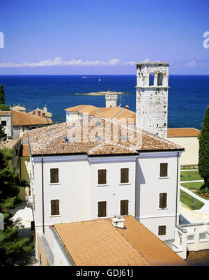 Geographie / Reisen, Kroatien, Porec, Stadtansichten / Stadtlandschaften, Blick auf die Franziskaner Kirche, Altstadt-Gebäude und der Küste, gesehen vom Glockenturm der Euphrasius-Basilika Stockfoto