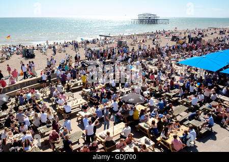 Juli 2016: Leute trinken in der Brighton Music Hall-Kneipe auf dem unteren Vorplatz in Brighton direkt neben den Strand. Stockfoto