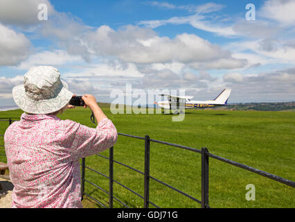 Frau nehmen Foto von Leichtflugzeugen Compton Abbas Airfield, Dorset im Juli Stockfoto