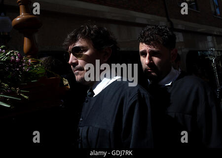 Menschen tragen eine religiöse Bild während einer Prozession der Karwoche in Astorga, Castilla y Leon, Spanien. Stockfoto