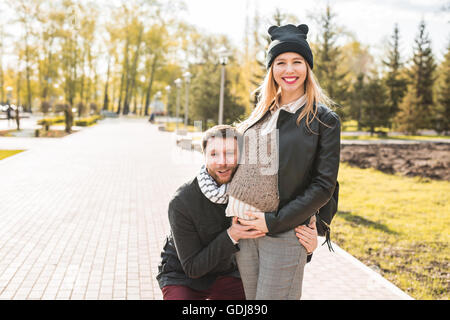 Mann zu seiner Frau Bauch hören Stockfoto