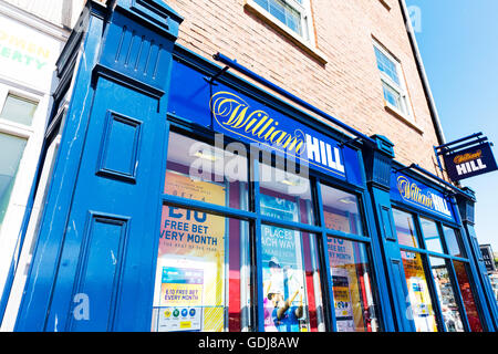 William Hill Wettbüro Buchmacher Buchmacher wetten Wette Wettbüros Gebäude Fassade store speichert Anmelden UK England William Hill wetten Stockfoto