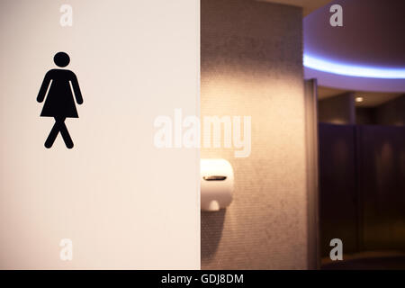 Arles, Frankreich. Les Ateliers (Alter Fabrikgebäude benannt, um ein fotografisches Museum). Damen Toiletten, mit gekreuzten Beinen Symbol. Stockfoto