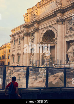 Dawn Sonnenlicht auf den Trevi-Brunnen im Umbau Piazza Di Trevi Rom Latium Italien Europa Stockfoto