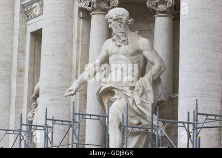 Statue von Oceanus (Titan Gott des Meeres) von Pietro Bracci), und Gerüste bei Renovierungen Trevi Brunnen, Piazza di Trevi Rom Latium Italien Europa Stockfoto