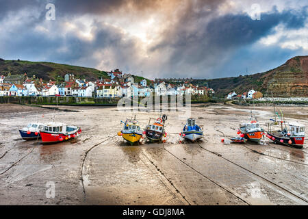 Angelboote/Fischerboote in Folge bei Ebbe im Hafen von Staithes ausgekleidet Stockfoto