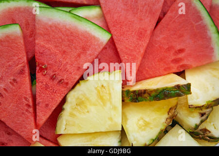 Nahaufnahme Bild geschnittene Ananas und Wassermelone Stockfoto