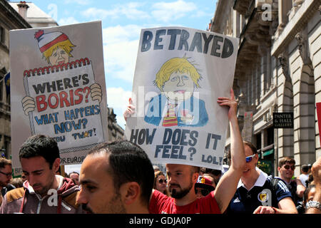 Bleiben Unterstützer halten anti Brexit Boris Johnson Poster Plakate am 'March für Europa"-Demonstration in London vom 23. Juni 2016 KATHY DEWITT Stockfoto