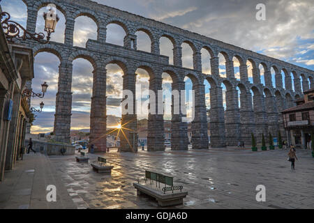 SEGOVIA, Spanien, APRIL - 14, 2016: Aquädukt von Segovia und Plaza del Azoguejo in der Abenddämmerung. Stockfoto