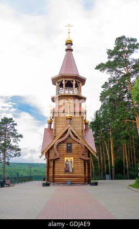 Sehr schöne hölzerne christliche orthodoxe Kirche von Sts Kirill und Methodius Kapelle an Tomskaya Pisanitsa. Sibirien. Taiga. Stockfoto